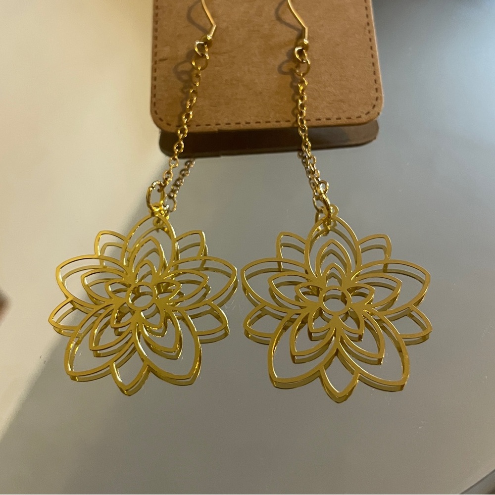 Handmade Gold Flower dangly earring ☀️
